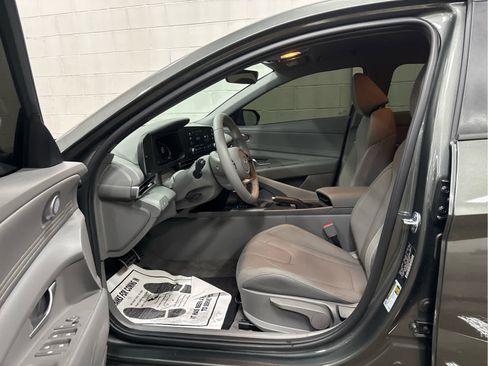 Used 2025 Hyundai Elantra Sport image 11