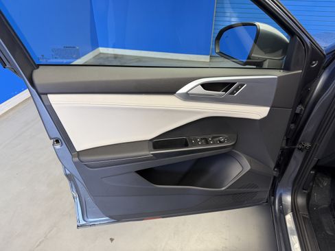 Used 2025 Volkswagen Taos SE FWD image 9