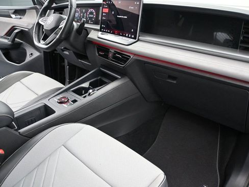 Used 2025 Volkswagen Tiguan SE R-Line AWD/4WD image 19