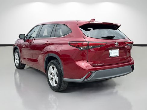 Used 2020 Toyota Highlander LE FWD image 5