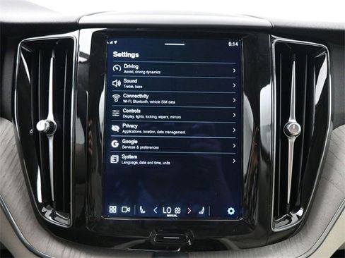 Used 2023 Volvo XC60 B5 Plus image 15