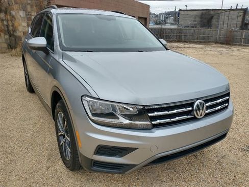 Used 2020 Volkswagen Tiguan SE image 2