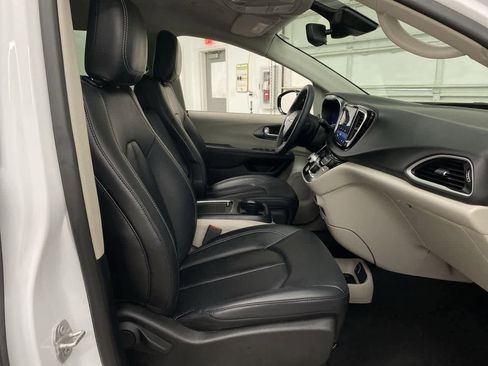 Used 2024 Chrysler Pacifica Touring-L image 18
