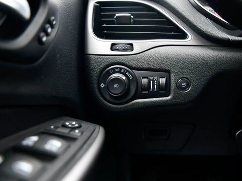 Used 2022 Jeep Cherokee Limited AWD/4WD image 15