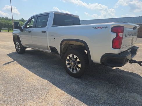 Used 2022 Chevrolet Silverado 2500 Custom w/ Custom Value Package AWD/4WD image 8