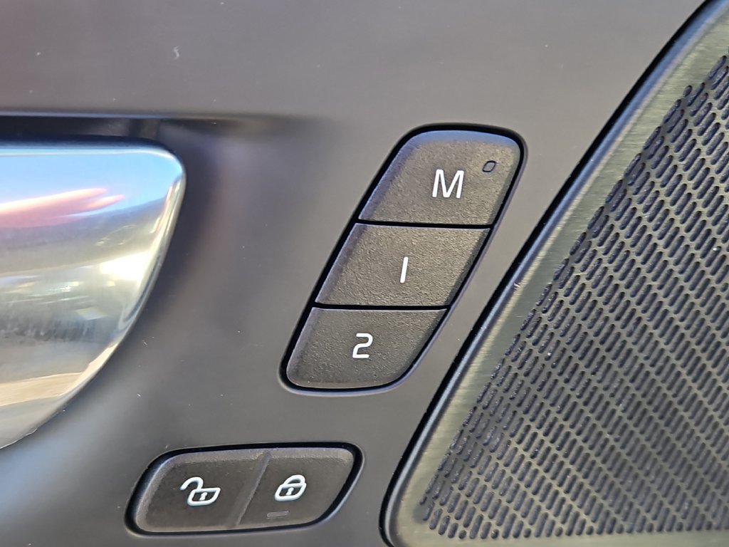 Used 2019 Volvo XC60 T6 Momentum w/ Multimedia Package AWD/4WD image 21
