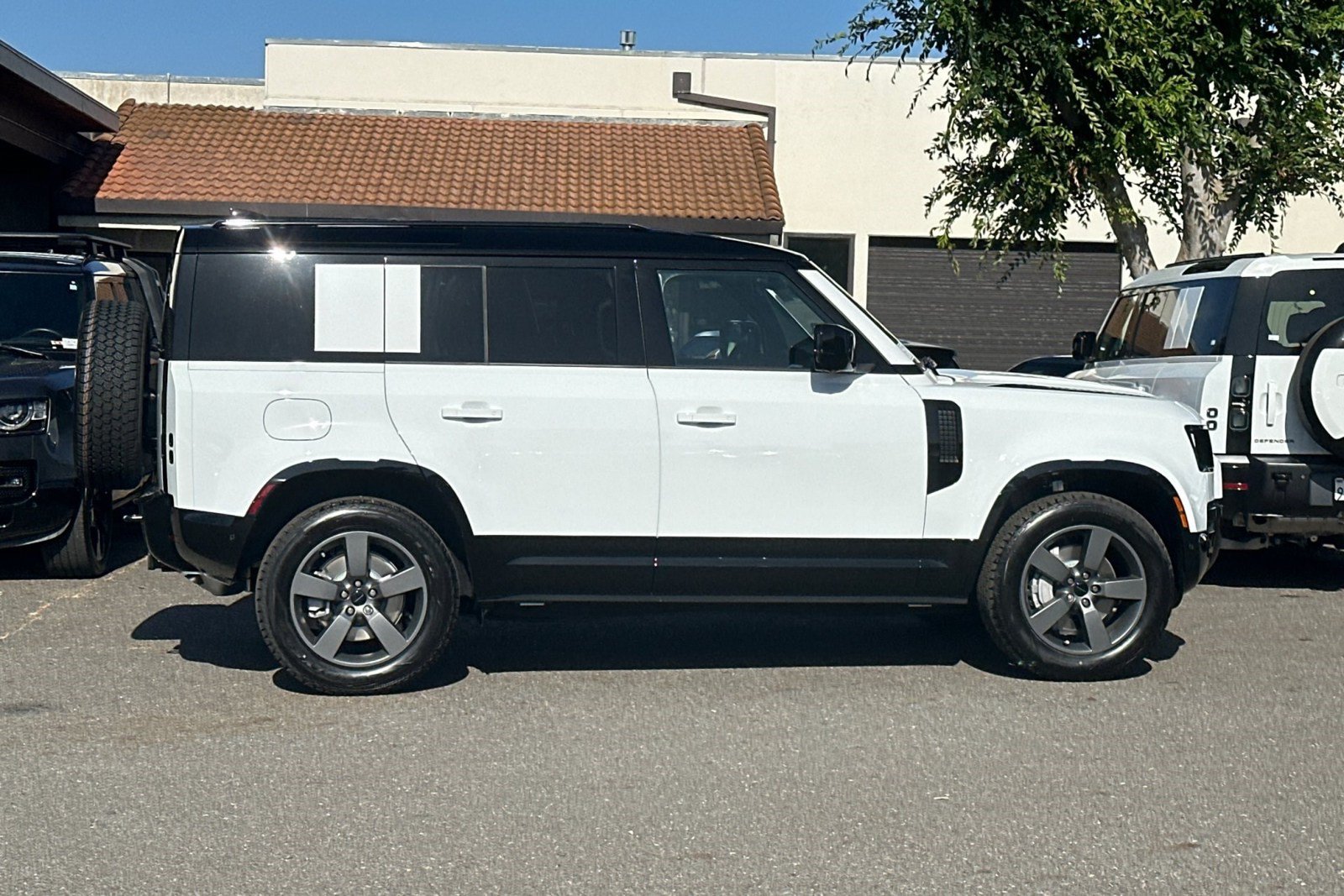 New 2026 Land Rover Defender 110 X-Dynamic SE AWD/4WD image 9