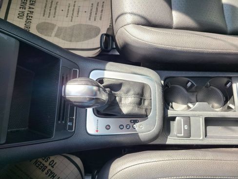 Used 2013 Volkswagen Tiguan SE image 16