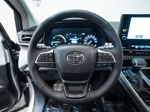 Used 2025 Toyota Sienna XLE image 17