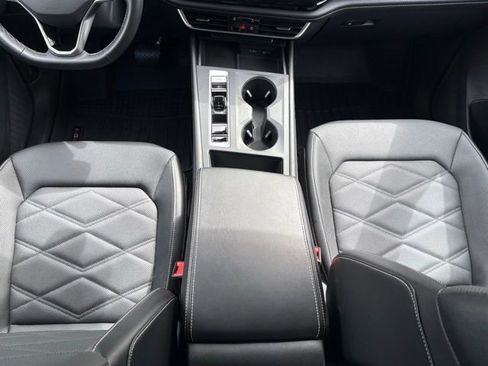 Used 2024 Volkswagen Atlas SE image 21