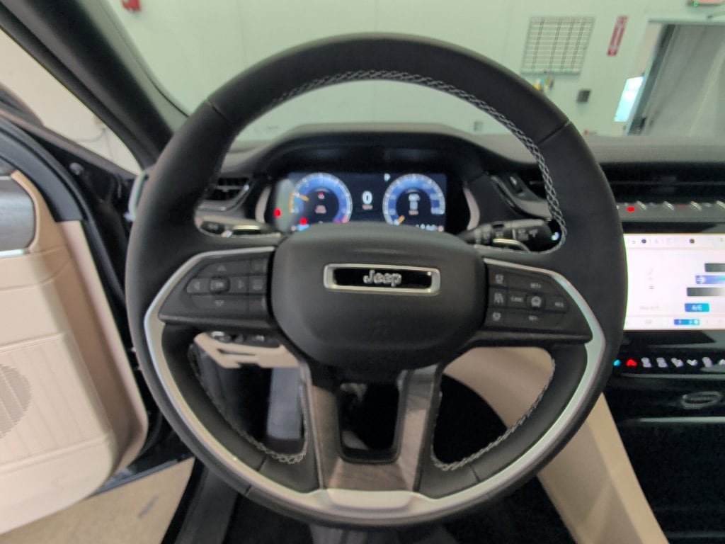 New 2026 Jeep Grand Cherokee Limited w/ Limited Altitude Package AWD/4WD image 19