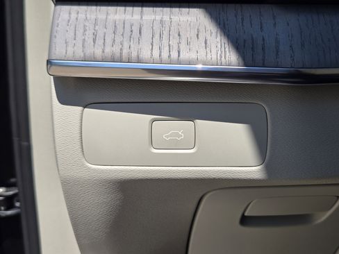 Certified 2025 Volvo XC90 B5 Plus w/ Protection Package Premier image 26