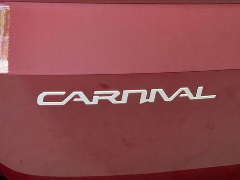 Used 2024 Kia Carnival LX FWD image 17
