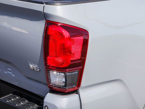 Used 2018 Toyota Tacoma TRD Sport w/ Technology Package RWD image 8
