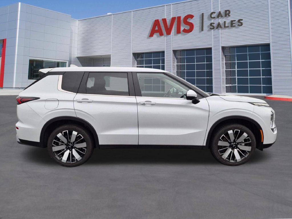Used 2025 Mitsubishi Outlander SE AWD/4WD image 4