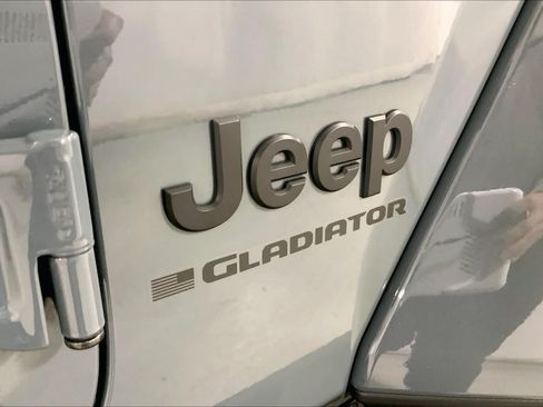 Used 2025 Jeep Gladiator Sport w/ Premium Package AWD/4WD image 17