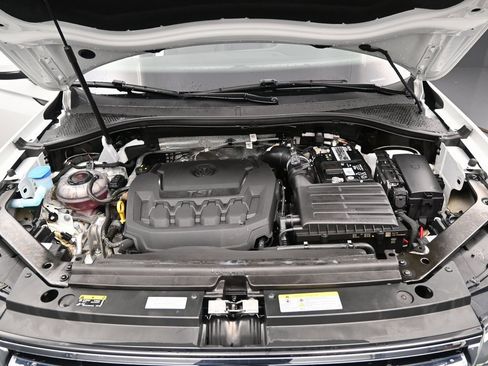 Used 2023 Volkswagen Tiguan SE w/ Panoramic Sunroof Package image 40