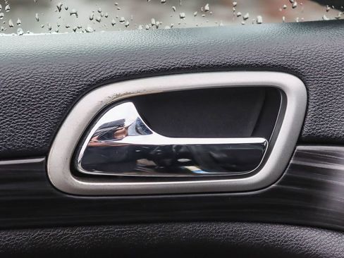 Used 2019 Jeep Grand Cherokee Laredo w/ Laredo X Package image 42