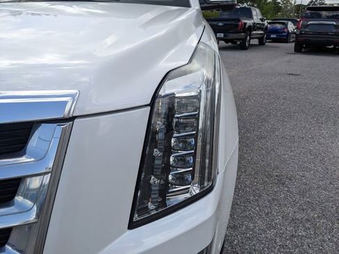 Used 2019 Cadillac Escalade Luxury AWD/4WD image 9