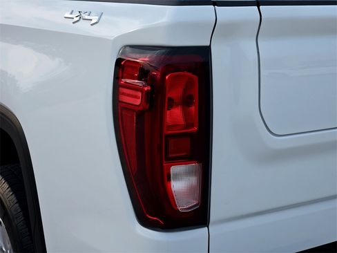 Used 2021 GMC Sierra 1500 SLE image 6