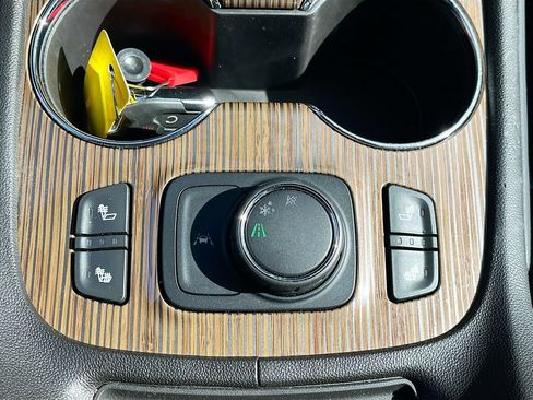 Used 2023 GMC Acadia SLE w/ Driver Convenience Package FWD image 19