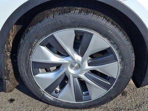 Used 2023 Tesla Model Y Long Range image 9