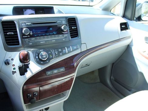 Used 2012 Toyota Sienna XLE image 40