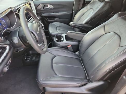 Used 2025 Chrysler Pacifica Select FWD image 9