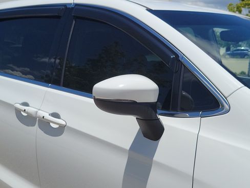 Used 2023 Chrysler Pacifica Touring-L FWD image 8