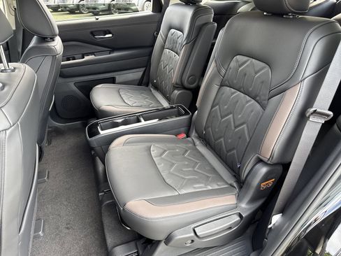 New 2026 Nissan Pathfinder Platinum FWD image 18