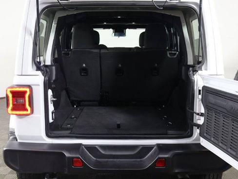 Used 2025 Jeep Wrangler Unlimited Sahara AWD/4WD image 18