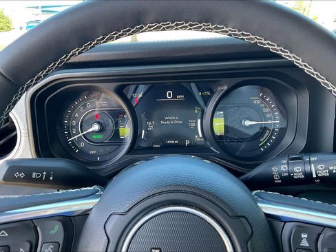 Used 2025 Jeep Wrangler Sahara image 24