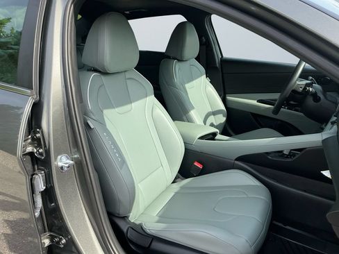 Used 2025 Hyundai Elantra Limited FWD image 16