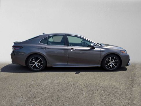 Used 2023 Toyota Camry SE FWD image 2