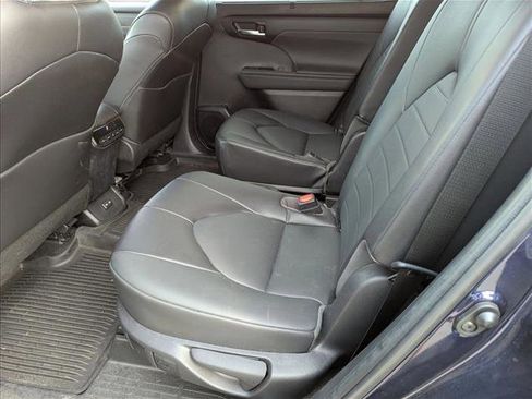 Used 2022 Toyota Highlander XLE image 12