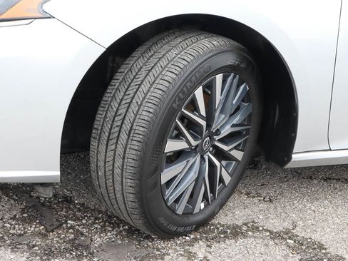 Used 2025 Nissan Altima 2.5 SV AWD/4WD image 17