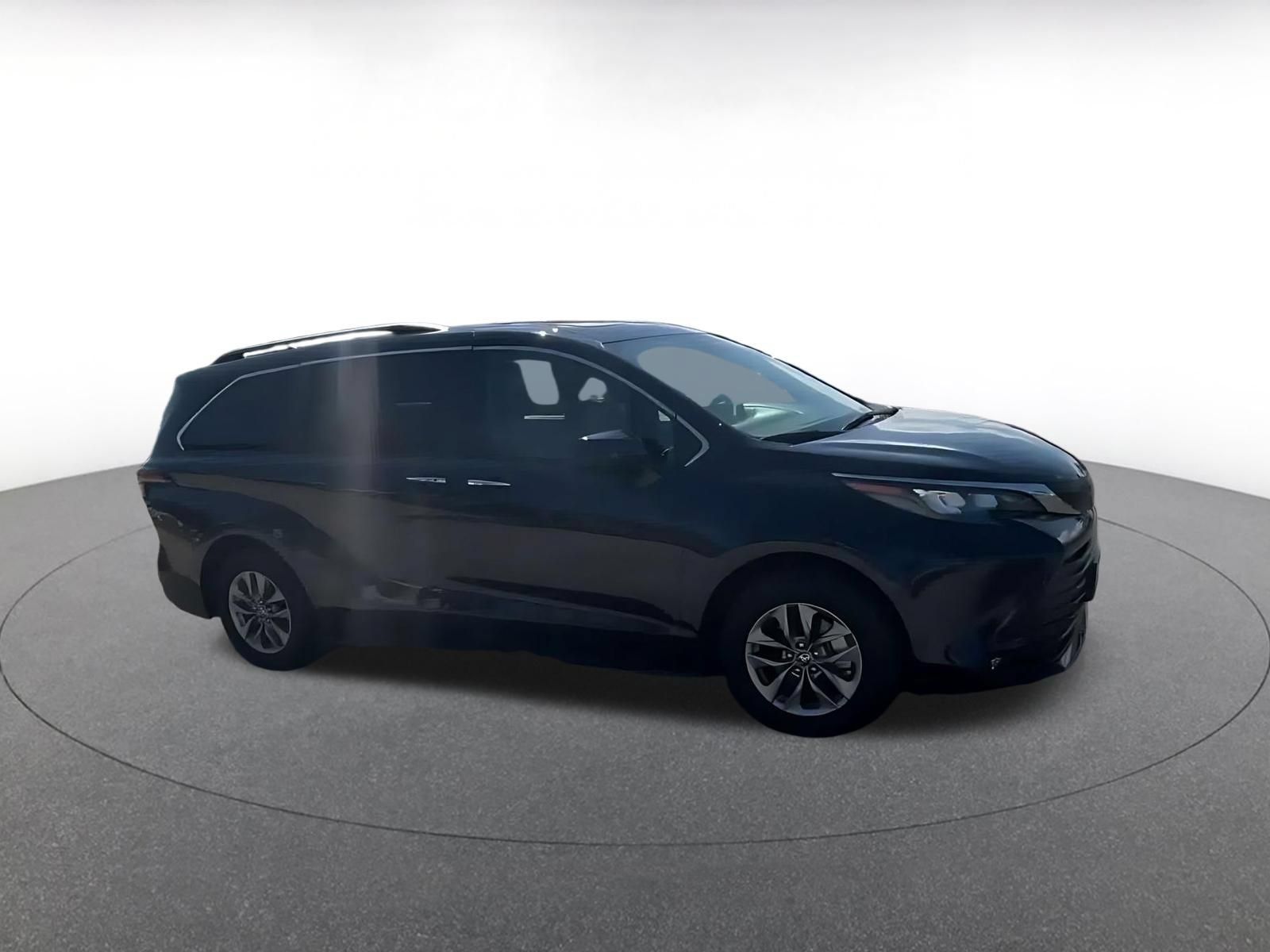 Used 2025 Toyota Sienna XLE FWD image 2