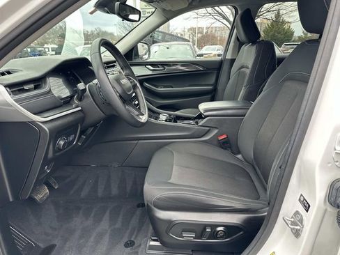 Used 2023 Jeep Grand Cherokee Laredo image 15