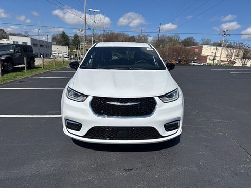 New 2026 Chrysler Pacifica Select image 2
