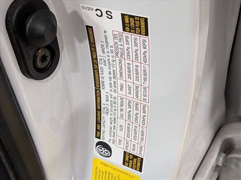 Used 2023 Toyota Venza LE image 14