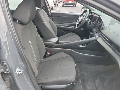 Certified 2025 Hyundai Elantra SEL image 18