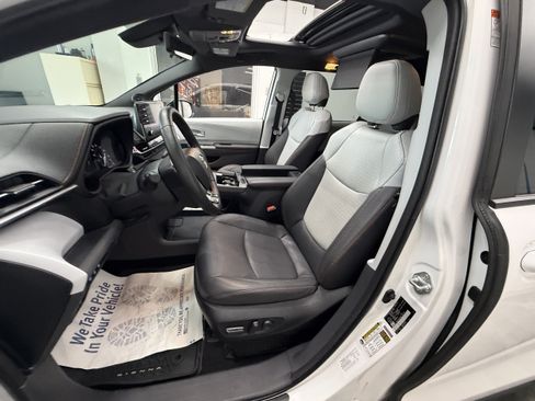 Used 2023 Toyota Sienna XLE FWD image 13
