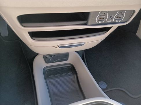 Used 2024 Chrysler Pacifica Touring-L FWD image 10