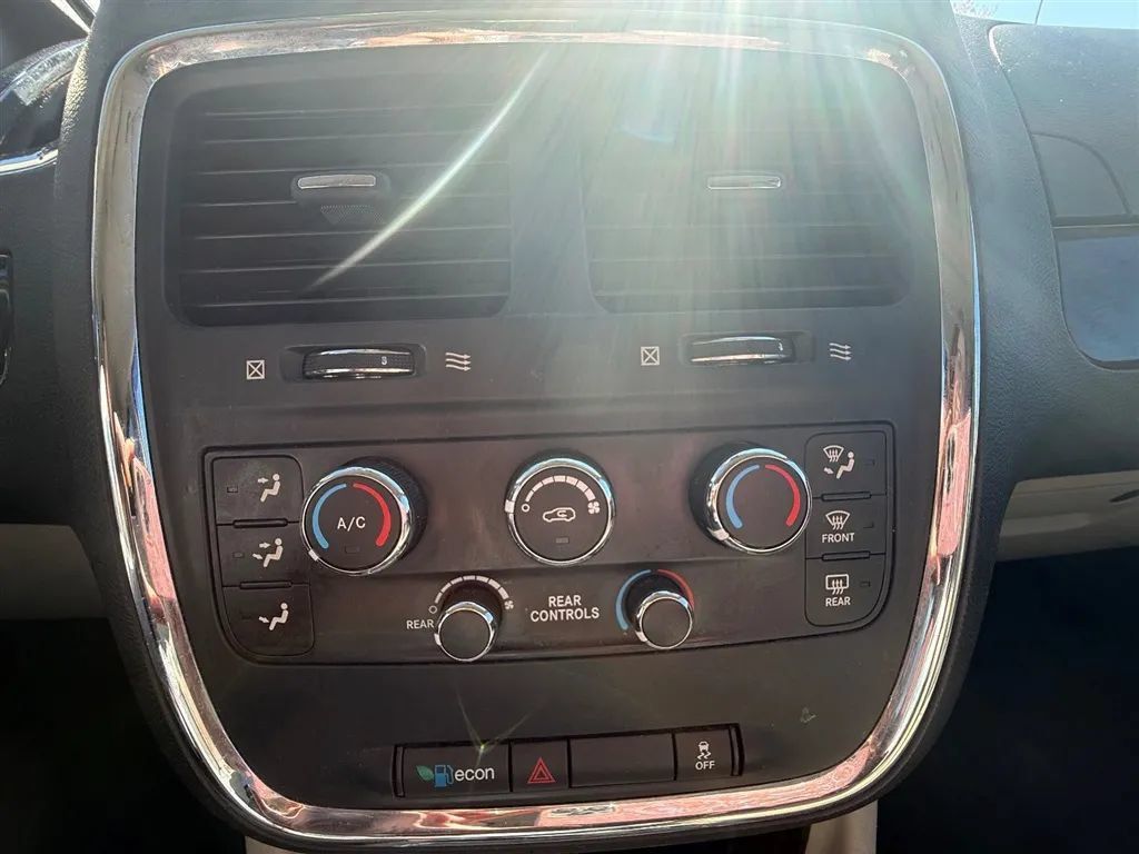 Used 2016 Dodge Grand Caravan SXT w/ UConnect Hands-Free Group FWD image 14