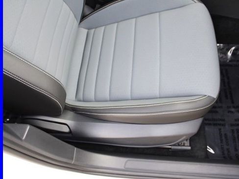 Used 2025 Volkswagen Jetta SE FWD image 19