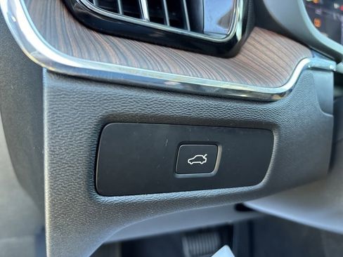 Used 2024 Volvo XC60 B5 Plus image 22