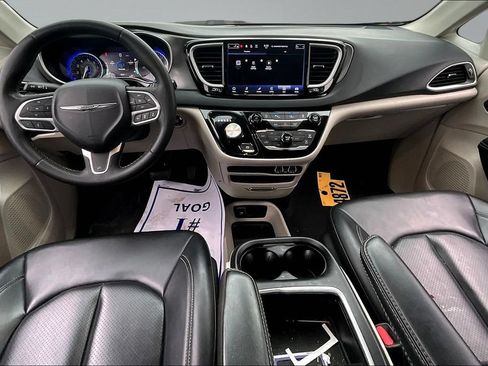 Used 2023 Chrysler Pacifica Touring-L FWD image 7