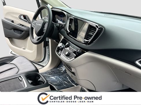 Used 2023 Chrysler Pacifica Touring-L FWD image 5