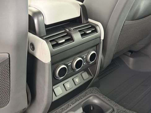 New 2025 Land Rover Defender 130 X-Dynamic SE image 28