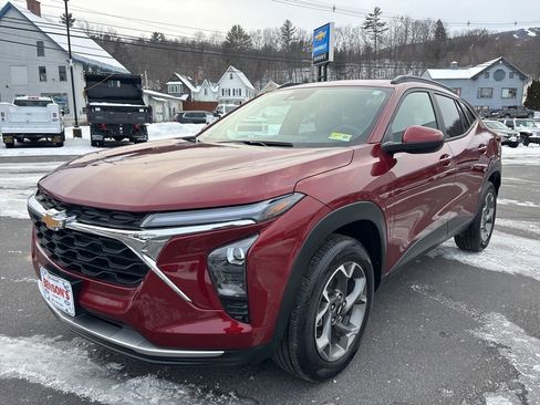Certified 2024 Chevrolet Trax LT w/ Driver Confidence Package image 1